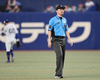 ９回、大山の打球が審判に当たる（撮影・田中太一）