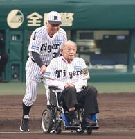 甲子園で阪神・掛布雅之ＯＢ会長（奥）とマウンドに向かう江夏豊氏＝２０２５年４月