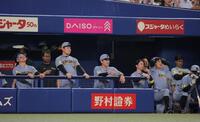 ９回、前川が二ゴロに倒れ試合終了。がっくりの森下（左）ら阪神ナイン（撮影・西田忠信）