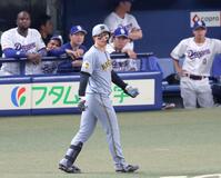 ９回、右飛に終わり振り返りながらベンチへ引き揚げる森下（撮影・立川洋一郎）