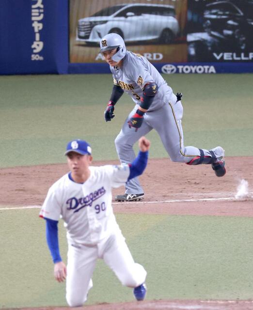 珍事　ライナーが投手と塁審に当たる