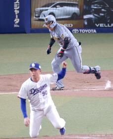 ９回、ピッチャー強襲の安打を放つ大山（撮影・立川洋一郎）