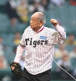 甲子園で始球式を行う江夏豊氏（撮影・北村雅宏）＝２０２５年４月