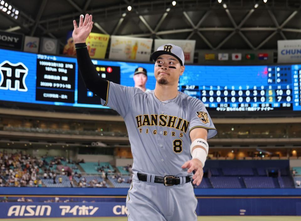ファンの声援に応える佐藤輝（撮影・田中太一）