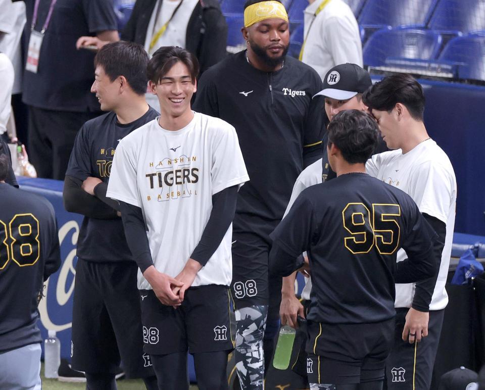 練習前に談笑する今朝丸（中央左）＝撮影・立川洋一郎