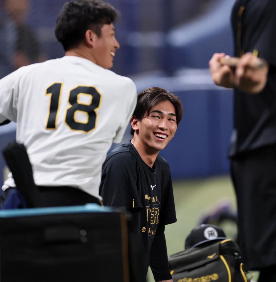 伊原と話をする今朝丸（撮影・田中太一）