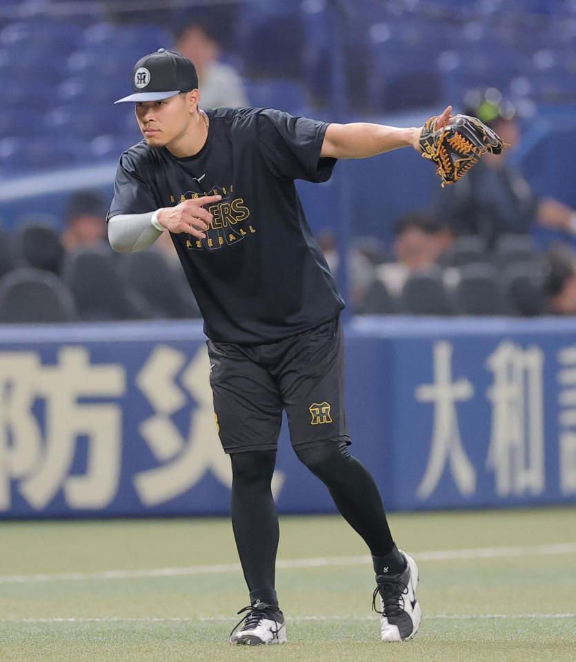 守備練習に取り組む佐藤輝（撮影・西田忠信）