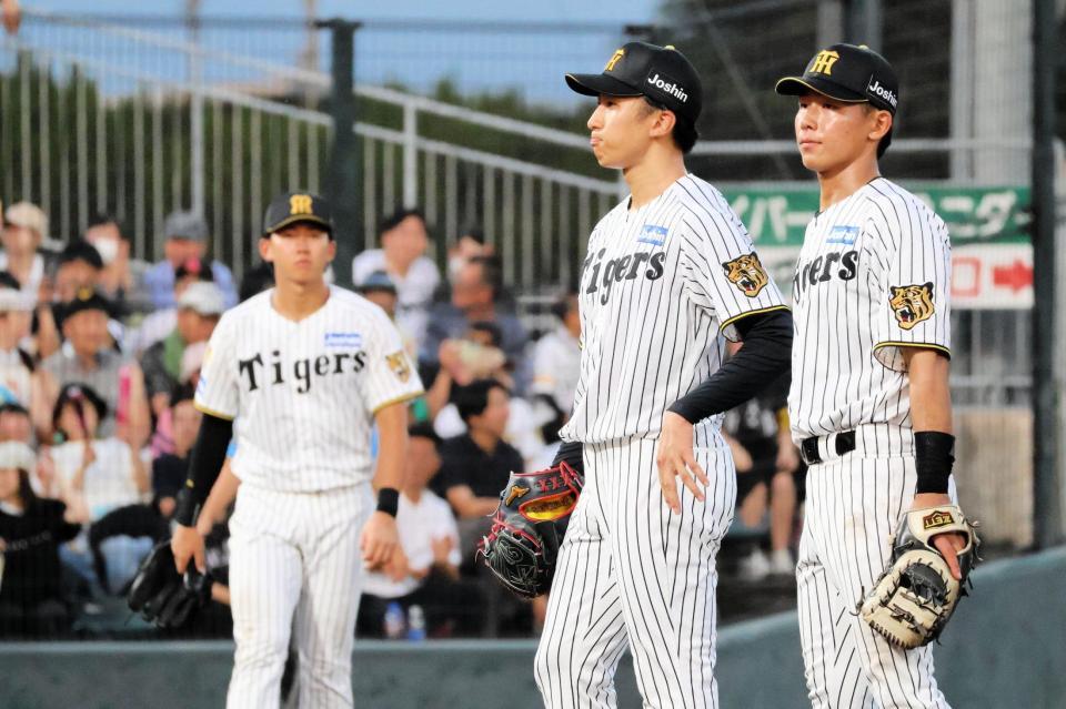 ３回、山川に満塁本塁打を浴び、この回１２失点目を喫した茨木（中央）はマウンドに立ち尽くす