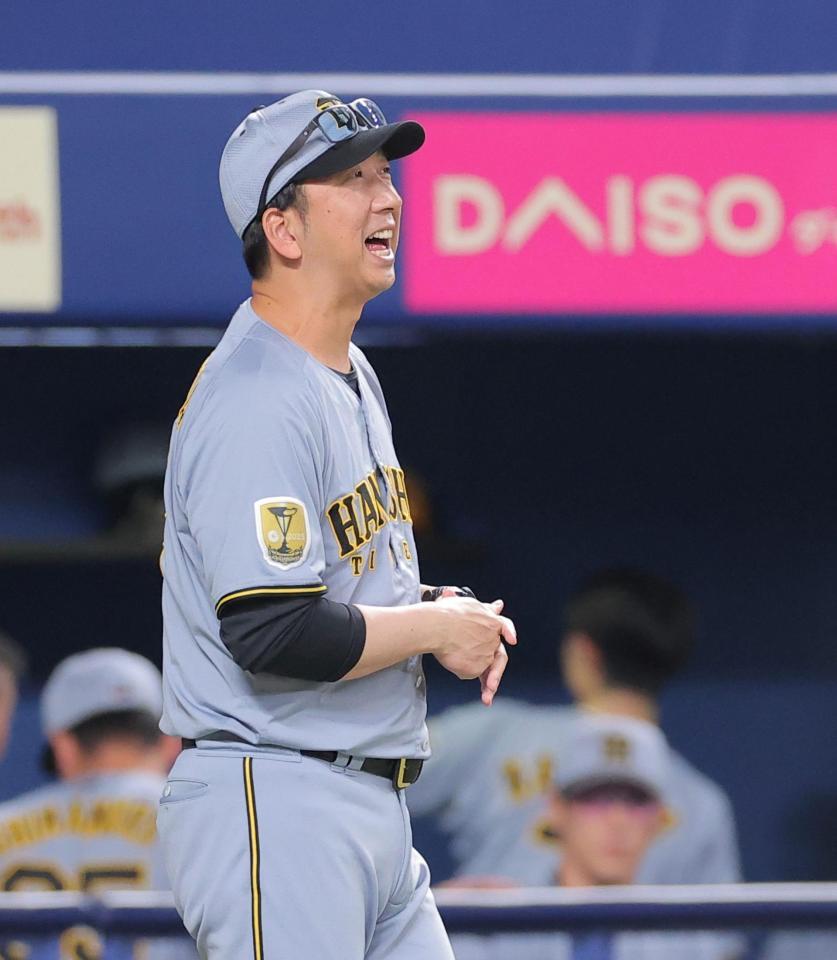 ４回、今朝丸の交代を告げる藤川監督（撮影・西田忠信）