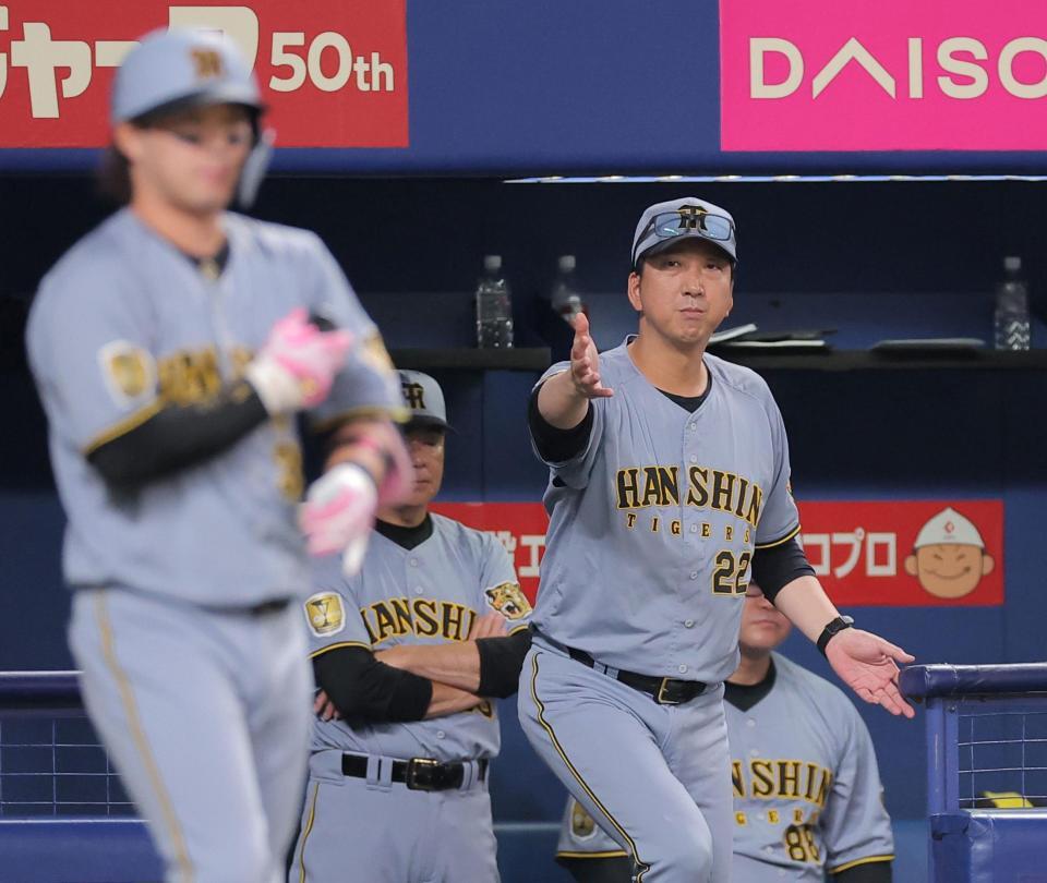 ７回、代打に浜田を告げる藤川監督（撮影・西田忠信）