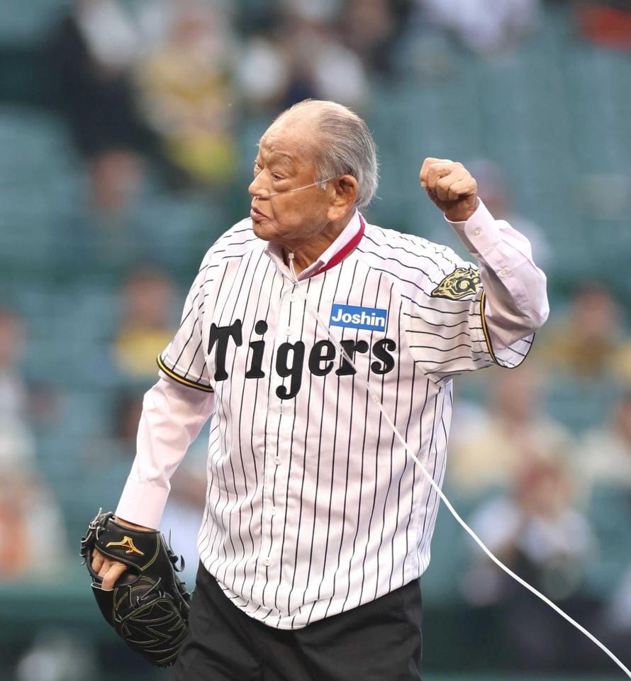 甲子園で始球式を行う江夏豊氏（撮影・北村雅宏）＝２０２５年４月