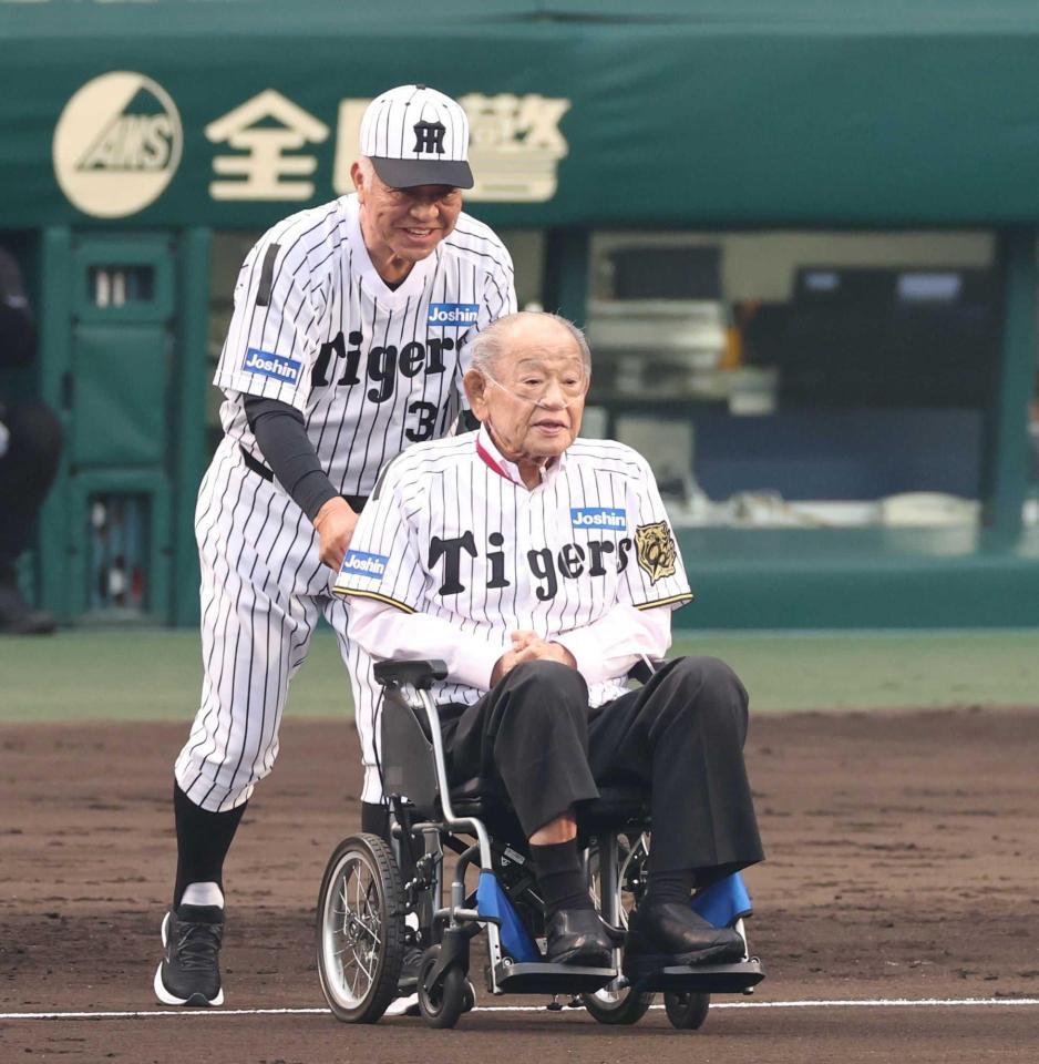 甲子園で阪神・掛布雅之ＯＢ会長（奥）とマウンドに向かう江夏豊氏＝２０２５年４月