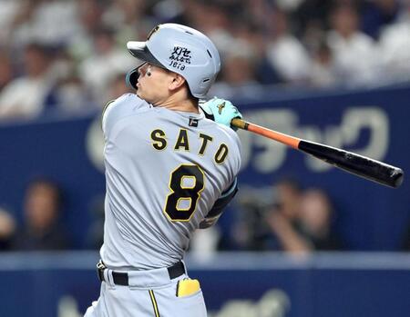 　８回、適時打を放つ佐藤輝（撮影・田中太一）