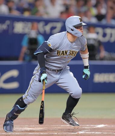 ８回、適時打を放つ佐藤輝（撮影・西田忠信）
