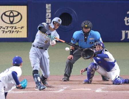 ８回、右前へ適時打を放つ佐藤輝（撮影・立川洋一郎）