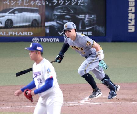 ９回、右前打を放つ佐藤輝（撮影・立川洋一郎）