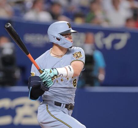 ８回、適時打を放つ佐藤輝（撮影・西田忠信