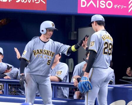 １回、森下の先制適時二塁打で生還し今朝丸（右）とタッチを交わす近本（左端）＝撮影・立川洋一郎