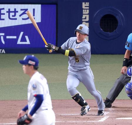 ３回、右翼線へ二塁打を放つ近本（撮影・立川洋一郎）
