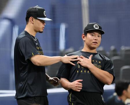 嶋村にアドバイスする佐藤輝（撮影・田中太一）