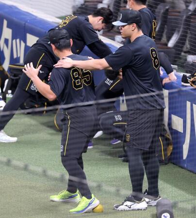 嶋村（左）にアドバイスする佐藤輝（撮影・立川洋一郎）