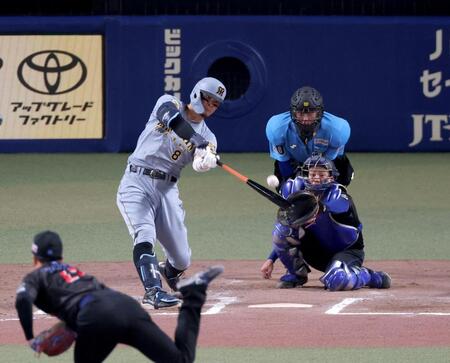 ７回、逆転２ランを放つ佐藤輝（撮影・立川洋一郎）