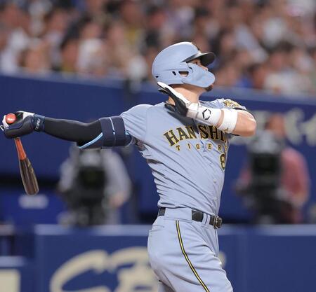 ７回、逆転２ランを放つ佐藤輝（撮影・西田忠信）