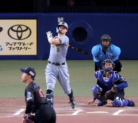 ７回、逆転２ランを放つ佐藤輝（撮影・立川洋一郎）