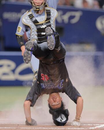 ７回、細川の打球で本塁を狙うもアウトになる土田（撮影・西田忠信）
