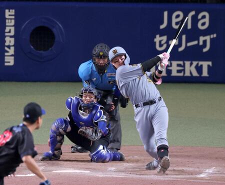 ８回、左翼スタンドへソロを放つ代打・浜田（撮影・立川洋一郎）
