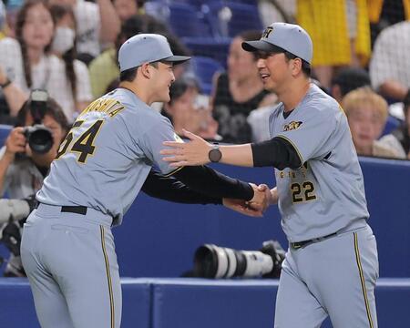 プロ初勝利の木下（左）を祝福する藤川監督（撮影・西田忠信）