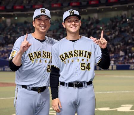 プロ初勝利を挙げた木下は藤川監督に祝福され笑顔を見せる（撮影・田中太一）