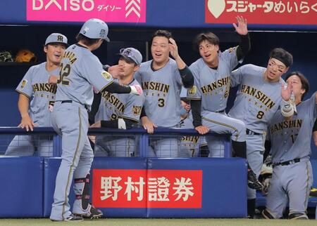 ８回、移籍後初本塁打を放った浜田を迎える佐藤輝（右から２人目）らナイン（撮影・西田忠信）
