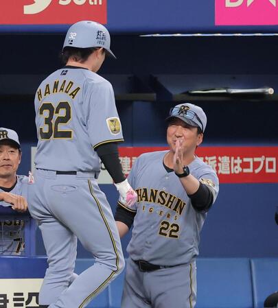 ８回、移籍後初本塁打を放った浜田を迎える藤川監督（撮影・西田忠信）