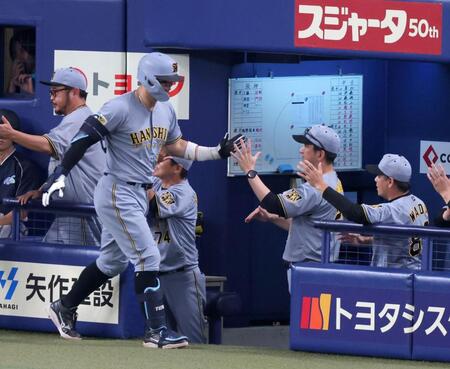 ７回、逆転２ランを放った佐藤輝（手前）とタッチを交わす藤川監督（撮影・立川洋一郎）
