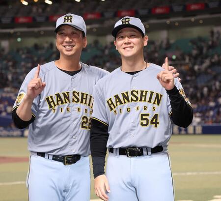 プロ初勝利を挙げた木下は藤川監督に祝福され笑顔を見せる（撮影・田中太一）