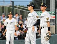 　３回、山川に満塁弾を浴び、この回１２失点目を喫した茨木（中央）＝撮影・藤丸紘生