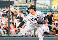 初回、力投する先発の茨木