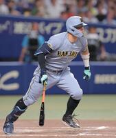 ８回、適時打を放つ佐藤輝（撮影・西田忠信）