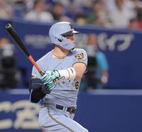 ８回、適時打を放つ佐藤輝（撮影・西田忠信