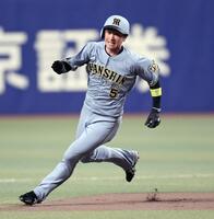 １回、中野の安打で三塁へ走る近本（撮影・田中太一）