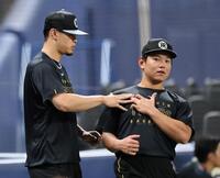 嶋村にアドバイスする佐藤輝（撮影・田中太一）