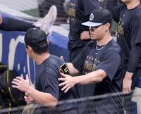 嶋村（左）にアドバイスする佐藤輝（撮影・立川洋一郎）