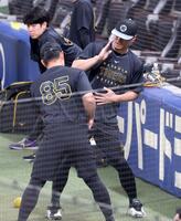 嶋村（左）にアドバイスする佐藤輝（撮影・立川洋一郎）