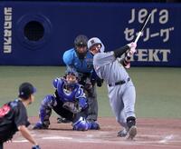 ８回、左翼スタンドへソロを放つ代打・浜田（撮影・立川洋一郎）