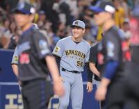 プロ初勝利を挙げ、笑顔で整列に向かう木下（撮影・西田忠信）