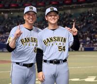 プロ初勝利を挙げた木下は藤川監督に祝福され笑顔を見せる（撮影・田中太一）