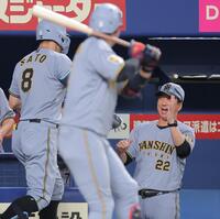 ７回、逆転２ランを放った佐藤輝（左）を迎える藤川監督（撮影・西田忠信）