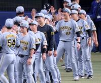 笑顔を見せて勝利のタッチを交わす藤川監督（２２）＝撮影・立川洋一郎
