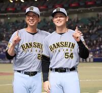 プロ初勝利を挙げた木下は藤川監督に祝福され笑顔を見せる（撮影・田中太一）